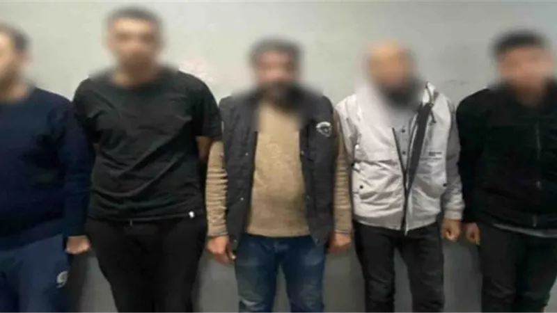 ضبط تشكيل عصابي سرق سيارة بأسلوب انتحال الصفة