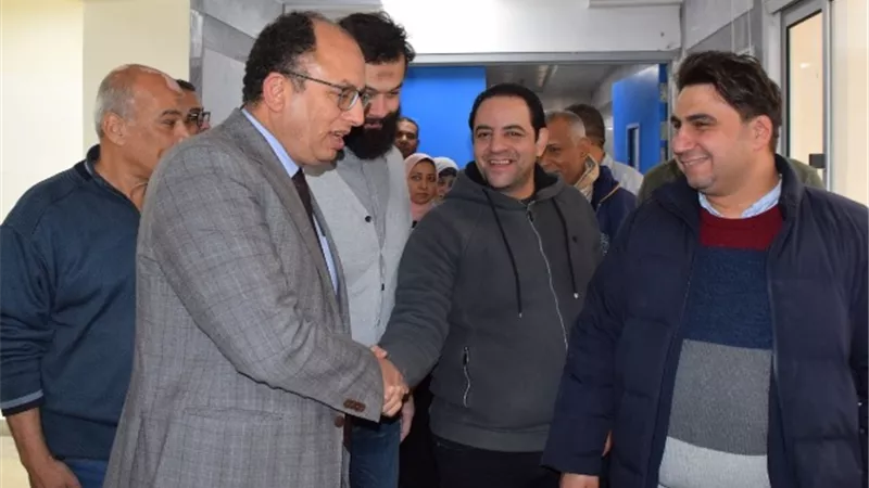 تفاصيل الزيارة المفاجئة لرئيس جامعة حلوان لمستشفى بدر.. بالصور
