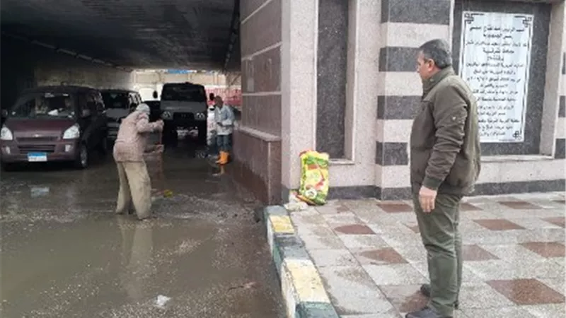 انتشار سيارات شفط وكسح مياه الأمطار من طرق وشوارع الشرقية