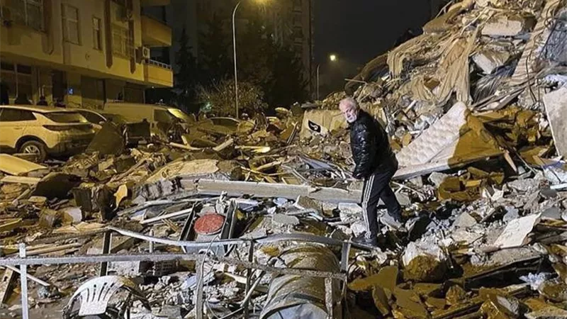 الصحة التركية: ارتفاع ضحايا الزلزال لـ5434 حالة وفاة و31777 مصابا