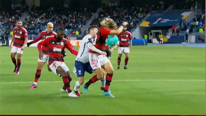 بطاقة حمراء - الفار يُعاقب فلامينجو أمام الهلال السعودى - فيديو