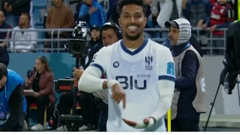 شاهد احتفالية سالم الدسري بالهدف الثاني للهلال السعودي - فيديو
