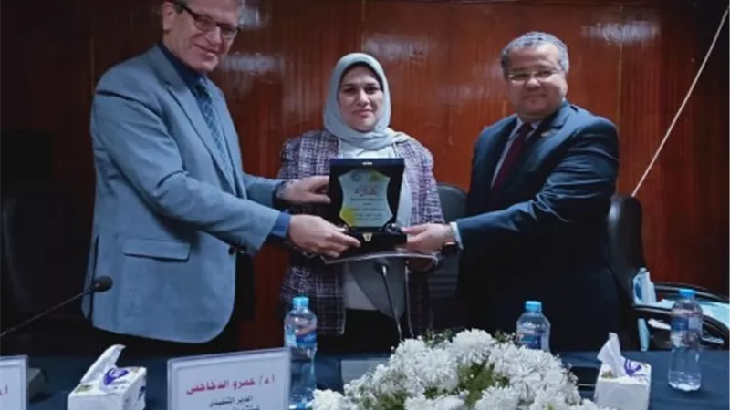 الأشهب والدخاخنى يُكرمان المتميزين فى مستشفيات جامعة بنها