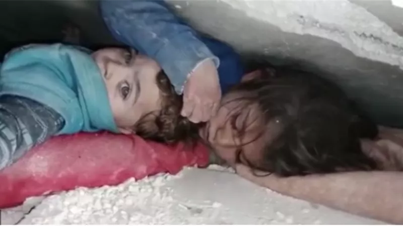 «طلعنا وأشتغل خدامة عندك».. أول تعليق من أسرة الطفلة آلاء التي أبكت الملايين بزلزال سوريا
