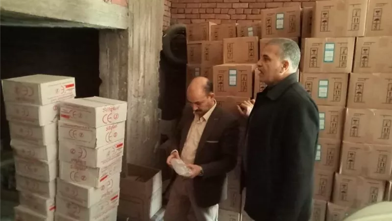 ضبط مصنع لتعبئة الشاي المغشوش ومخزن مستلزمات طبية بدون ترخيص