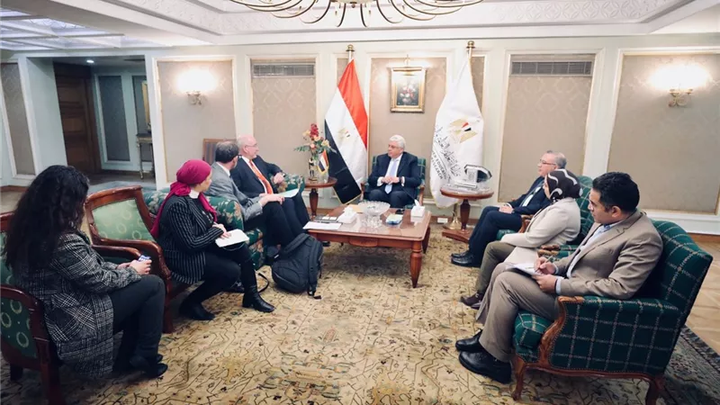 وزير التعليم العالي يبحث سبل دعم التعاون مع جامعة هال البريطانية