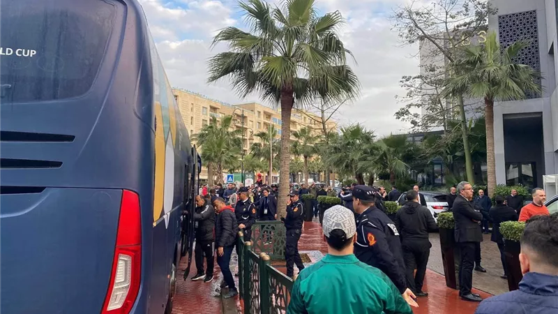 الجماهير تساند لاعبى الاهلى قبل التحرك لملعب مباراة ريال مدريد