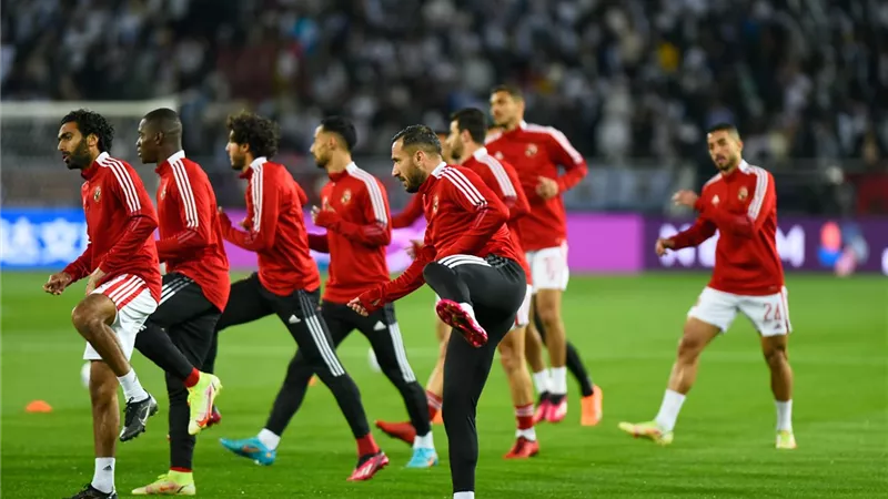 لاعبو الأهلى يجرون عمليات الإحماء قبل مباراة ريال مدريد