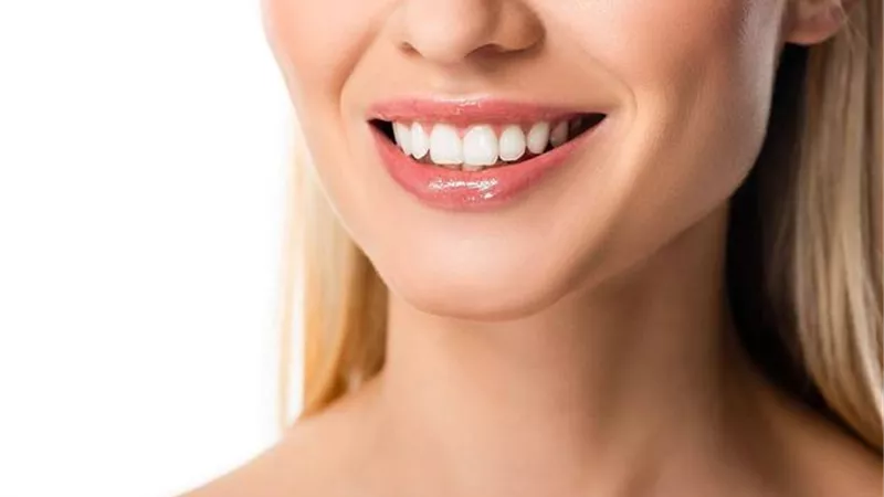 ضررها أكثر من نفعها..احذر من بعض الحيل الطبيعية لتبيض اسنانك