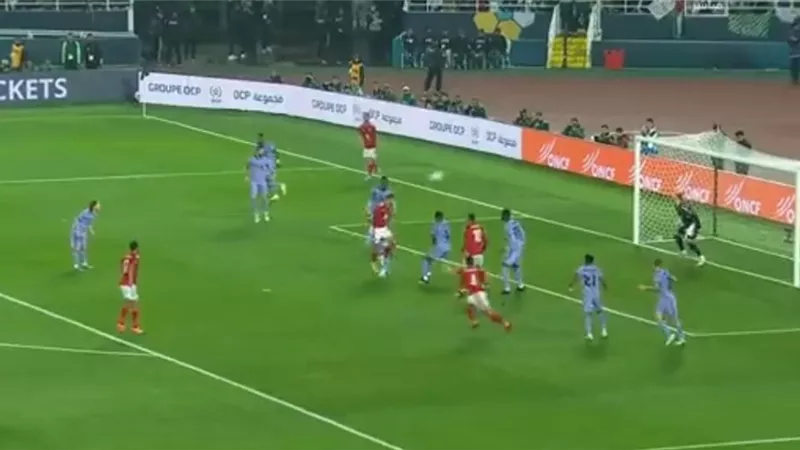 كأس العالم للاندية..رأسية خطيرة من محمد عبدالمنعم تهدد مرمى ريال مدريد.. فيديو