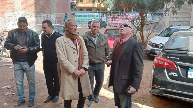 رئيس مدينة الزقازيق يزيل مبنى مخالف بحى المستشارين