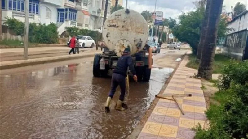 الوحدات المحلية بدمياط تواصل جهودها لإزالة ٱثار الأمطار