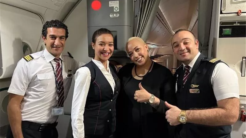غرفة إنعاش في الجو ...ممرضة وطاقم مصر للطيران ينقذون حياة شاب