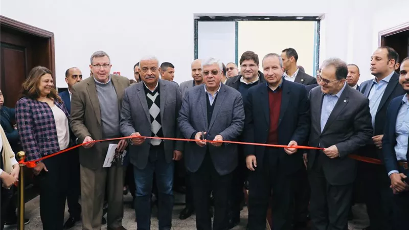 ايمن عاشور يفتتح المركز الجامعي للتطوير المهني بجامعة السويس