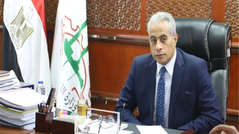 القوى العاملة: تسليم شهادات إتمام التدريب لـ 90 خريجا بقنا