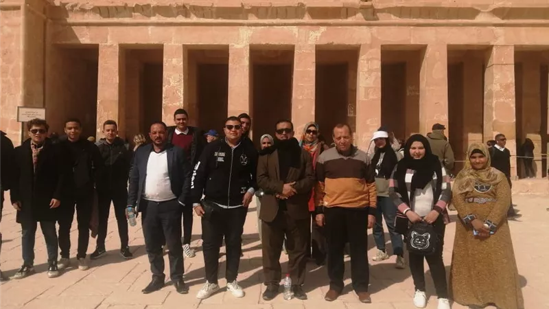 السياحة تنظم رحلة توعوية لعدد من الأماكن الأثرية بالأقصر