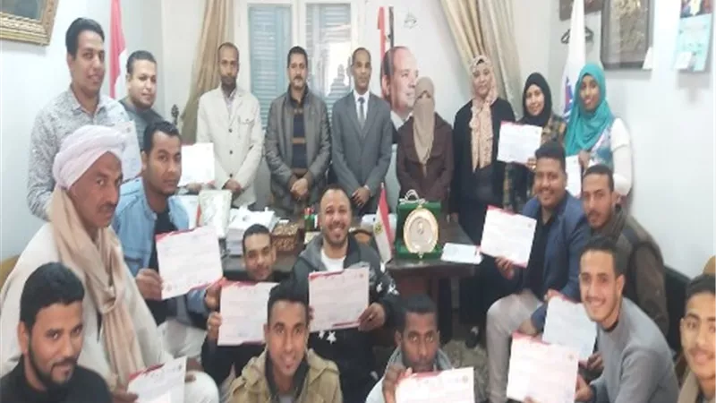 القوى العاملة: تسليم شهادات إتمام التدريب لـ 90 خريجا بقنا