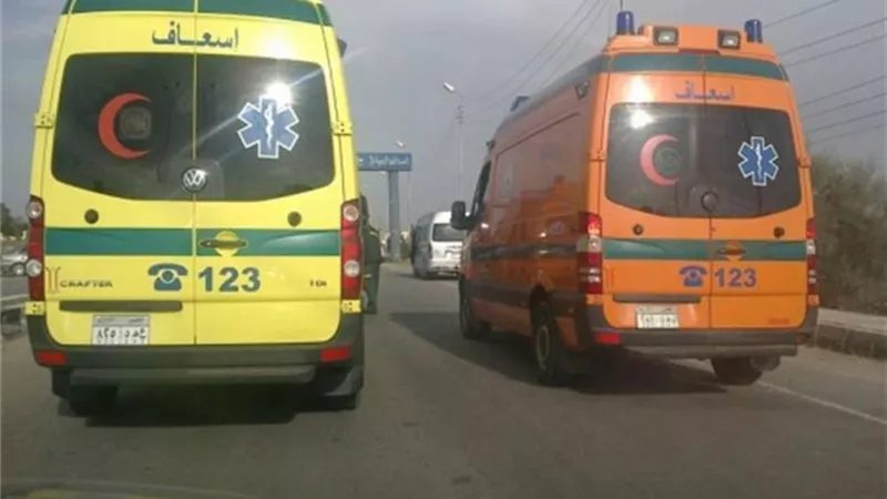 الصحة: الدفع بـ18 سيارة إسعاف لموقع انهيار عقار دمنهور