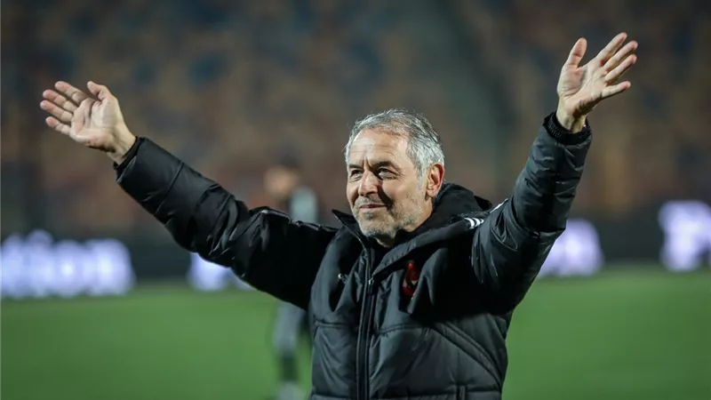 فيديو .. كولر يوزع الهدايا على لاعبى الأهلى قبل مواجهة فلامنجو