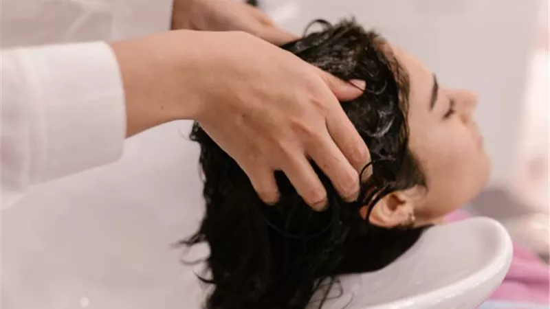 3 خطوات للتخلص من قشرة الشعر