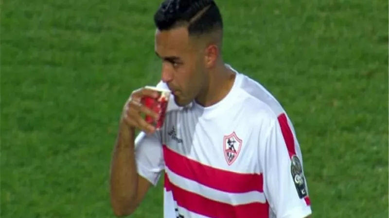 بيشرب شاي بين الشوطين.. حقيقة الصورة المتداولة لـ نجم الزمالك