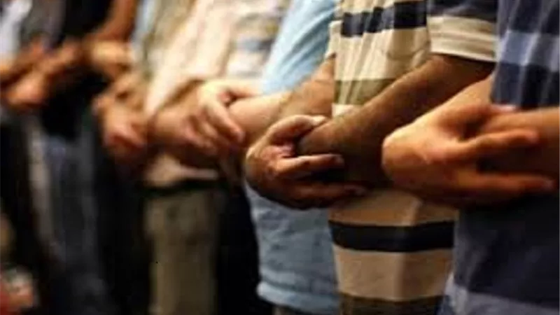 حكم صلاة الفرض خلف من يصلى النافلة يوضحه العلماء