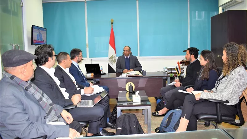 نائب وزير الإسكان يتابع مع ممثلى البنك الأوروبى مشروعات المياه