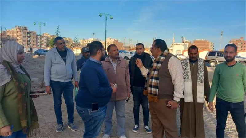 رئيس مدينة سفاجا يتفقد أعمال ورفع كفاءة الطرق والرصف