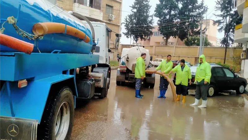 استمرار أعمال سحب مياه الأمطار فى البحيرة