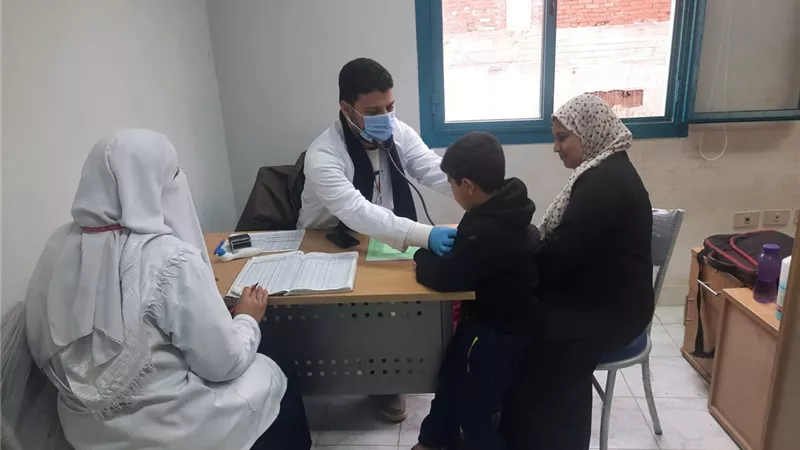 إجراء الكشف الطبى على 750 مواطنا بقافلة طبية شاملة لقرية