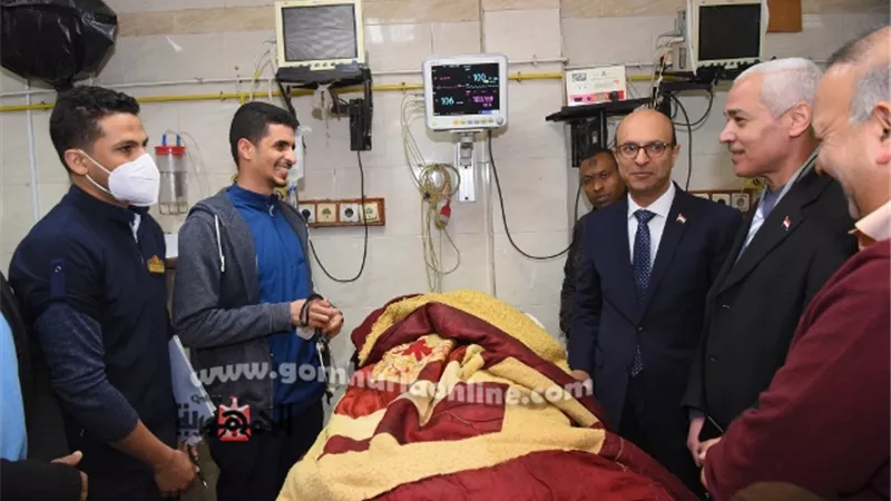 رئيس جامعة أسيوط يزور موظفة بالجامعة عقب سقوطها من أعلى مبنى