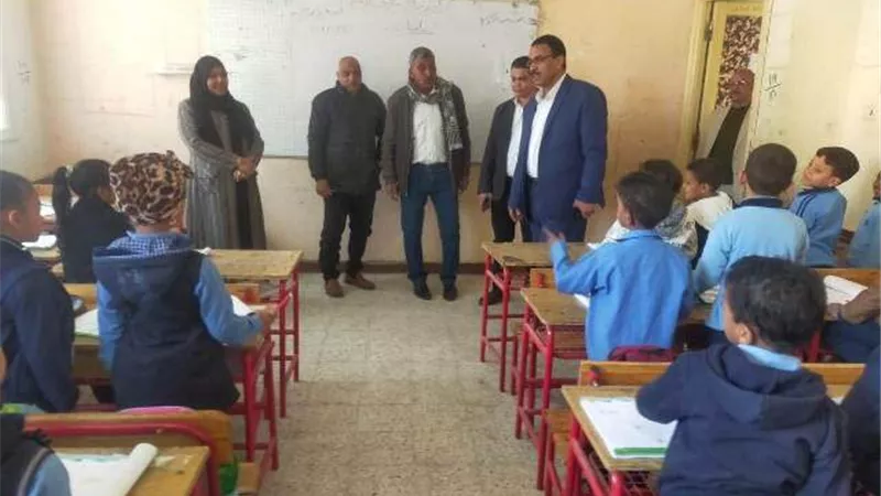 فى اليوم الدراسى الاول ..مدير قنا التعليمية يتفقد مدارس الادارة