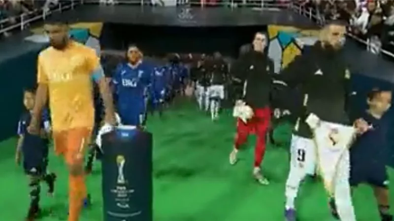 شاهد.. لحظة دخول لاعبى الهلال السعودى وريال مدريد