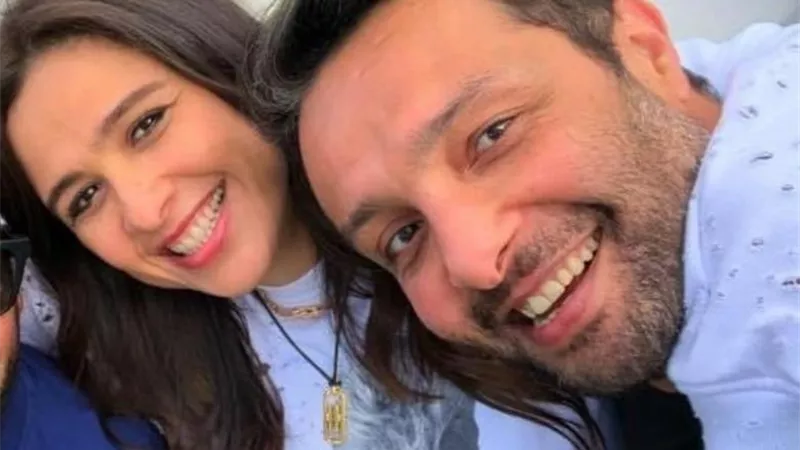شقيق ياسمين عبد العزيز يؤدى مناسك العمرة