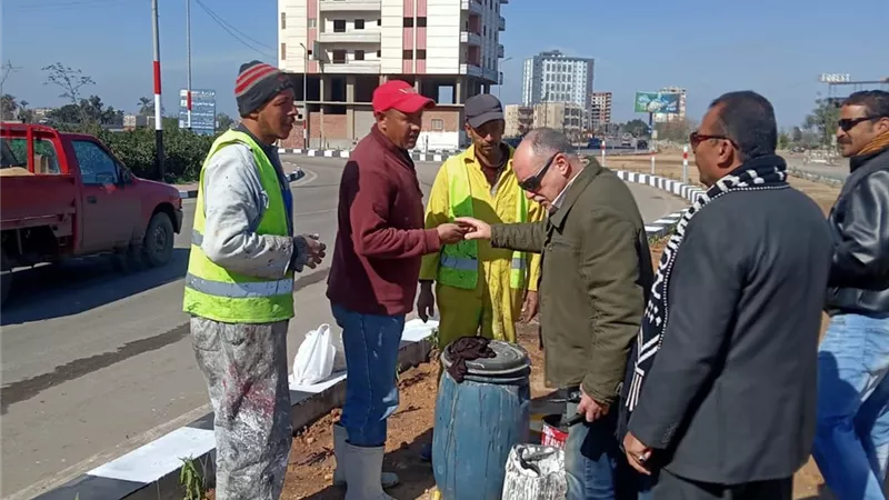 الدكرورى يتابع أعمال النظافة والتطوير بطريق الزقازيق القنايات