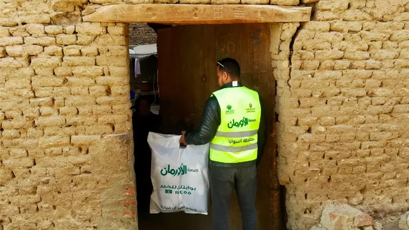 توزيع بطاطين على غير القادرين ب (7) قرى بمركز ادفو