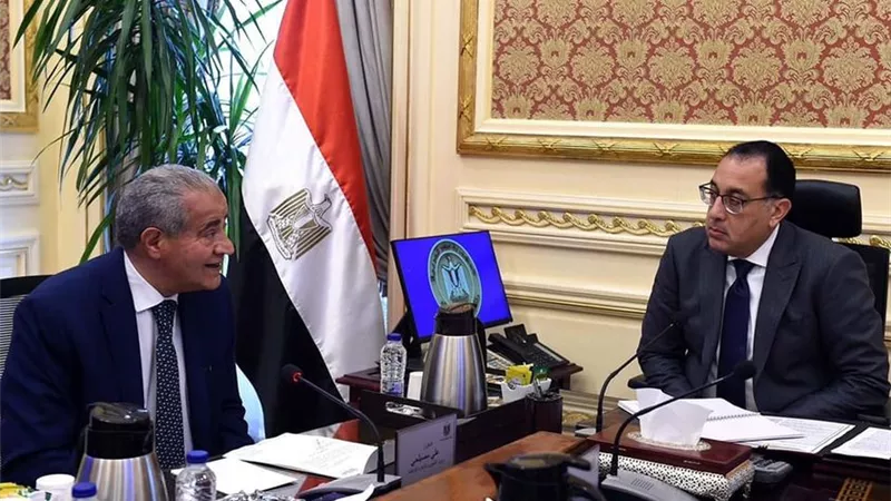 رئيس الوزراء يتابع موقف المشروع القومي لمستودعات السلع الأساسية