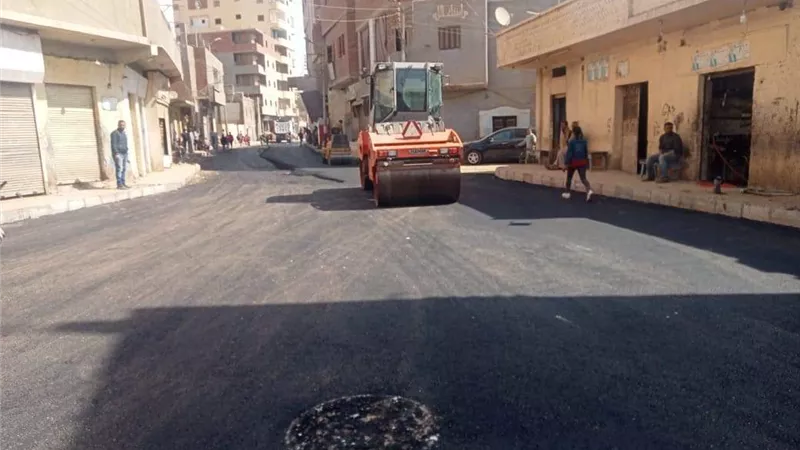مركز ديرمواس يواصل أعمال رصف ورفع كفاءة الطرق