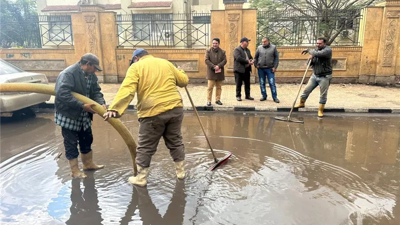 كسح وشفط مياه الامطار بشوارع المنصوره