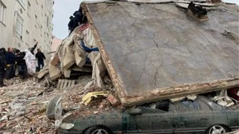 ضحايا الزلزال ما زالوا تحت الأنقاض.. كاتب يستغيث: المساعدات لا تكفى