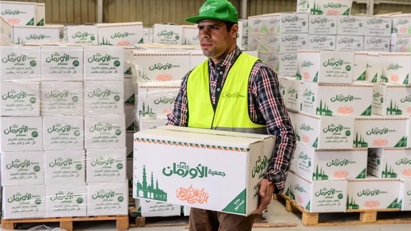 الأورمان تطلق حملة ( ثوابك ثوابين) لتوزيع السلع الغذائية