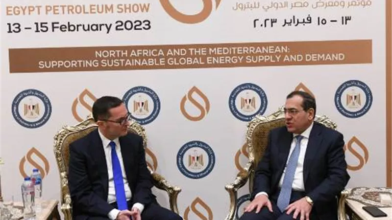 الملا يؤكد أهمية الحوار المستمر مع الشركاء الاستراتيجيين للبترول