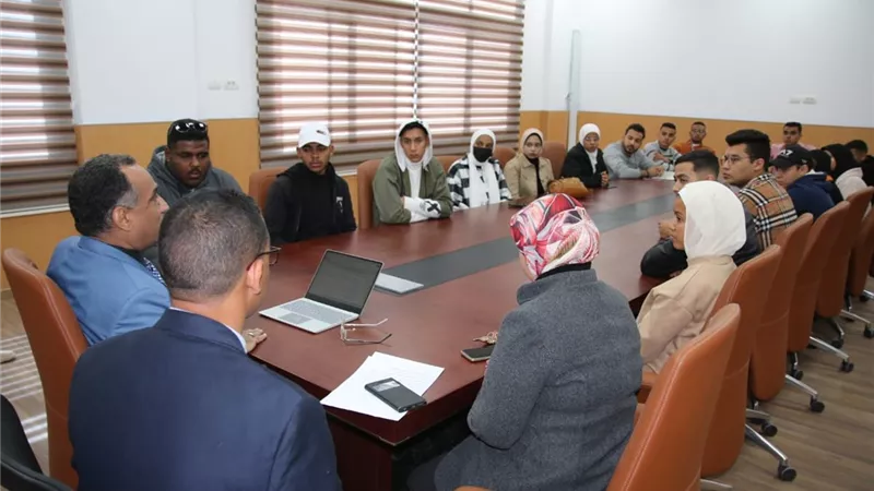 رئيس جامعة طيبة التكنولوجية يلتقى باتحاد الطلاب