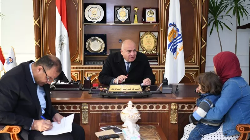محافظ قنا والسكرتير العام يستقبلان المواطنين لبحث شكاواهم