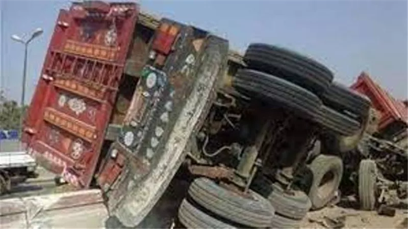 إصابة 3 في انقلاب سيارة نقل على طريق 