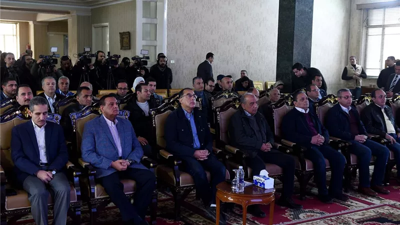 رئيس الوزراء يستمع لشرح تفصيليّ حول عمليات تطوير مصانع الغزل
