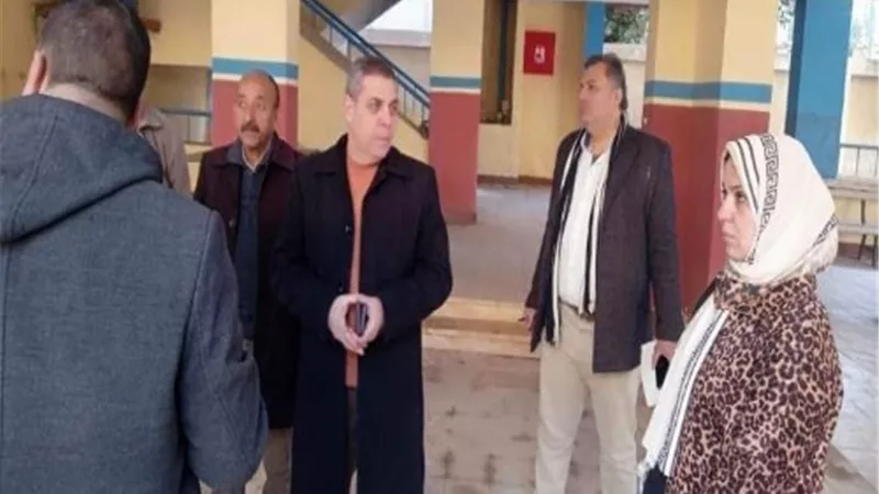 وكيل تعليم القليوبية يشدد على تسليم الكتب وعدم ربطها بالمصروفات