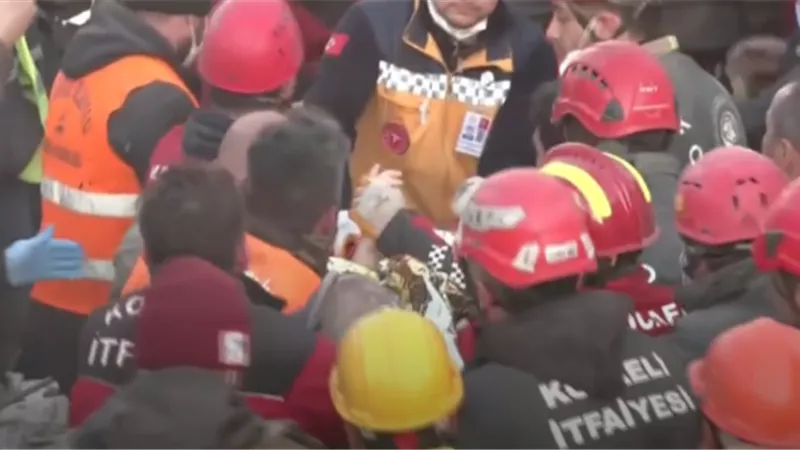 فيديو لمعجزة جديدة.. انتشال صبي من تحت الأنقاض بعد 182 ساعة