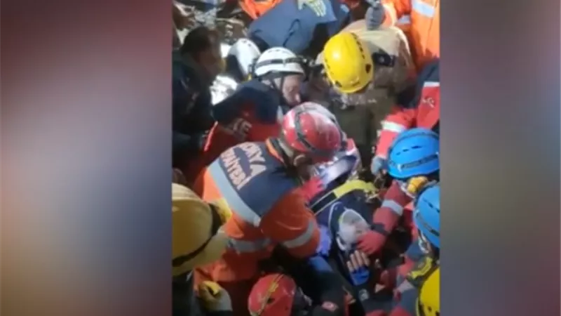 بالفيديو.. إنقاذ مسن تركي بعد 185 ساعة تحت أنقاض الزلزال