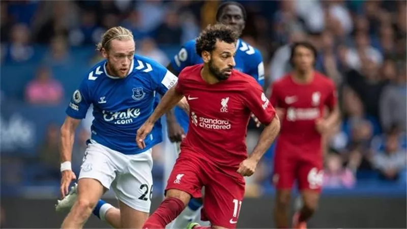 ليفربول يتقدم على إيفرتون بهدف محمد صلاح بالشوط الأول.. فيديو